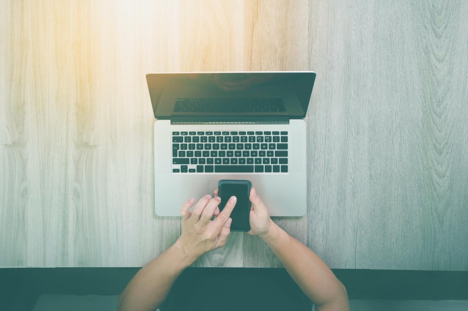 Diverse Gruppe von Lernenden arbeitet gemeinsam an digitalen Projekten